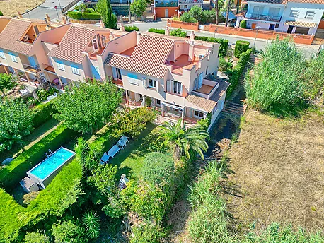 Apialia Costa Brava Exclusive. 131 m  townhouse for sale in a privileged area of S Agaró, featuring 3 double bedrooms, 2 full bathrooms, a private gar