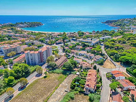 Apialia Costa Brava Exclusive. 131 m  townhouse for sale in a privileged area of S Agaró, featuring 3 double bedrooms, 2 full bathrooms, a private gar