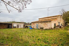 Opportunity! Masia on a large plot. It needs to be completely renovated but it has limitless options.