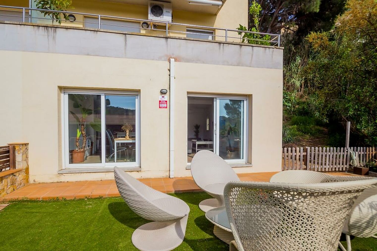 A recently renovated and very well maintained 2 bedroom apartment with a large communal pool and walking distance to the beach.