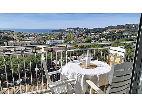 Fantastic apartment with sea and mountain views