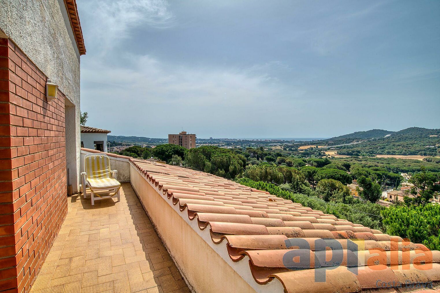 Beautiful house with magnificent views to the town and  sea