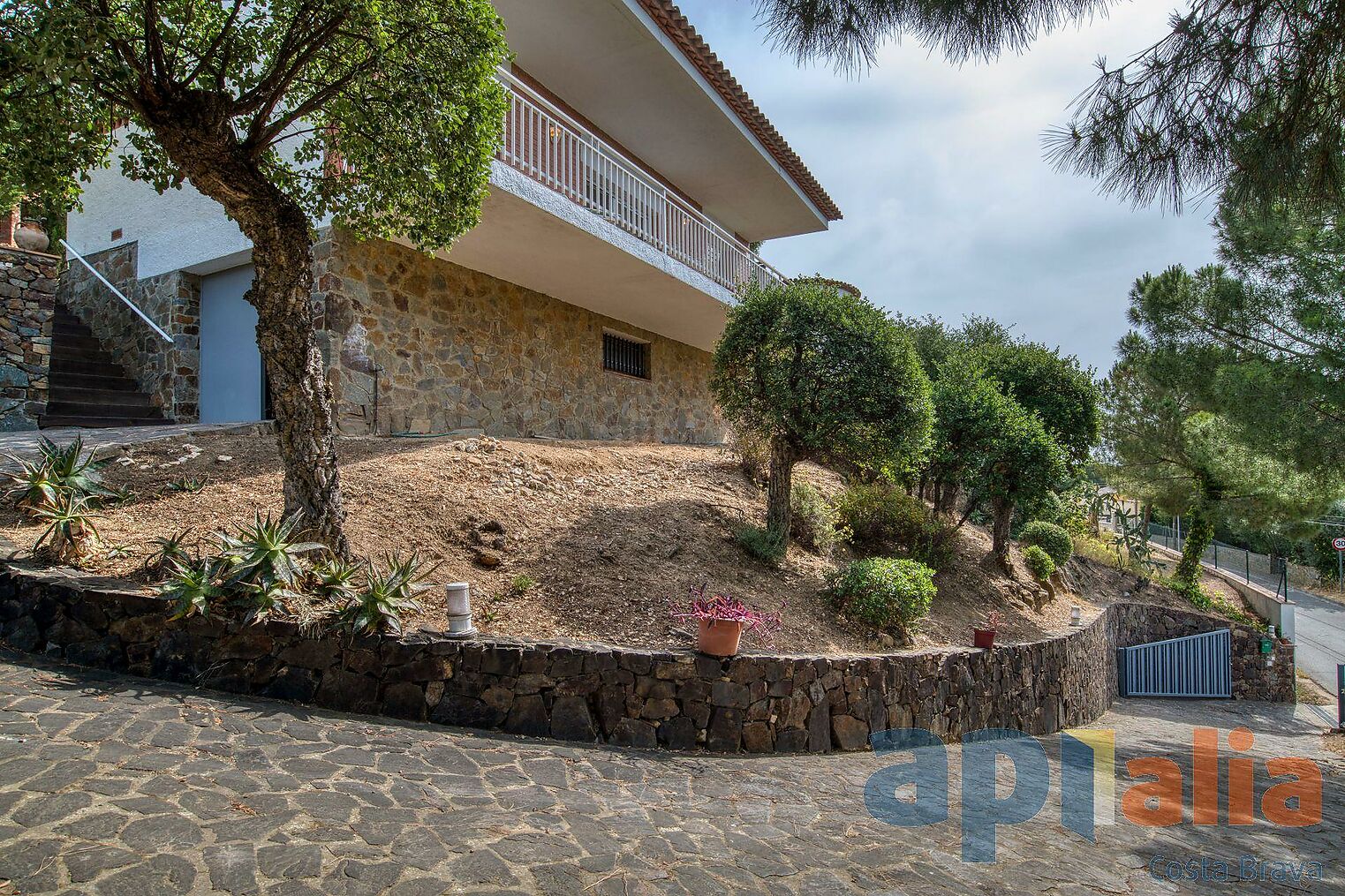 Beautiful house with magnificent views to the town and  sea