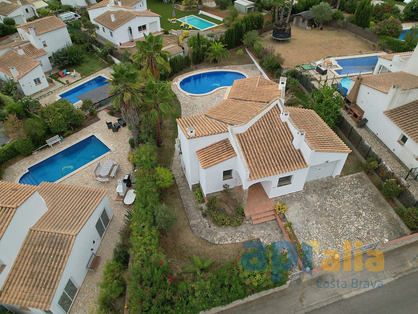 Very bright house with pool and large garden