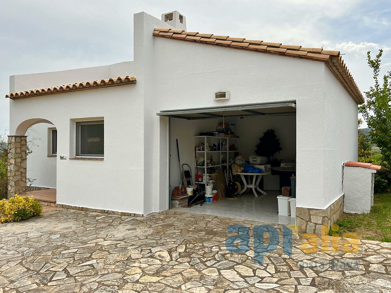 Very bright house with pool and large garden