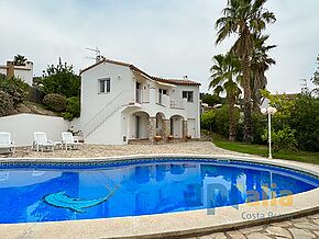 Casa molt lluminosa amb piscina i gran jardí