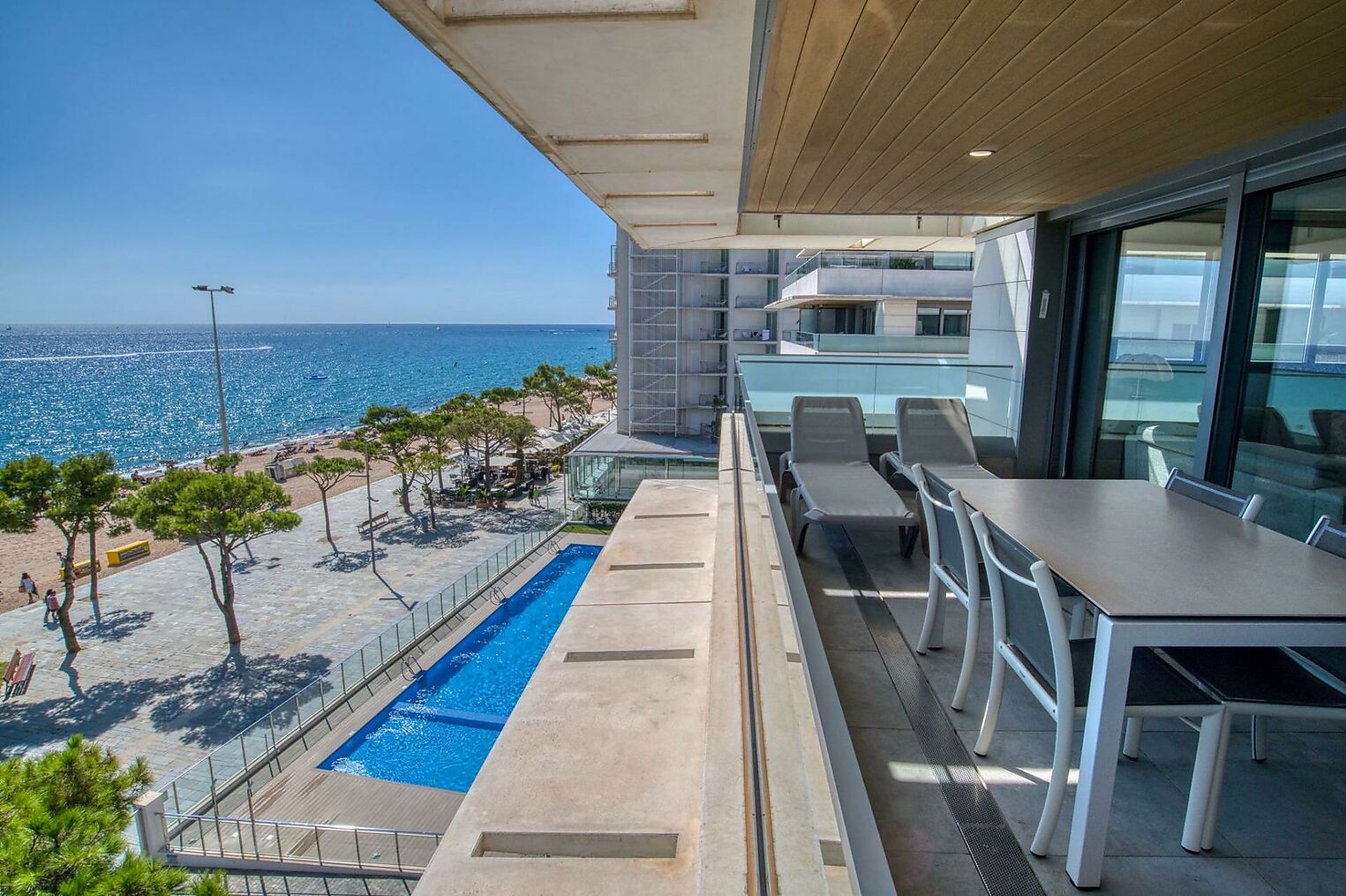 Precioso apartamento moderno con increíbles vistas al mar.
