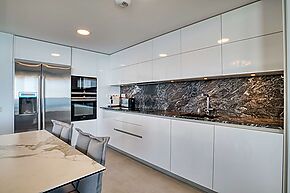 Precioso apartamento moderno con increíbles vistas al mar.