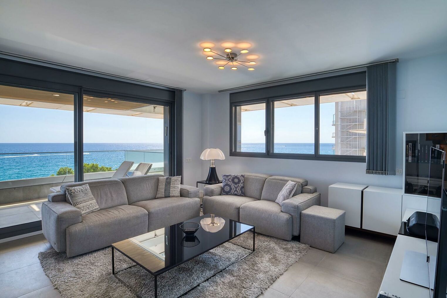 Beautiful modern apartment with amazing sea views