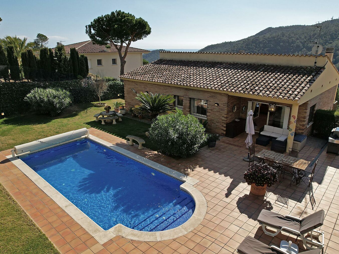 Villa with impressive views towards mountains and sea