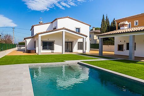 Stunning modern built villa in a quiet urbanisation in Llagostera.