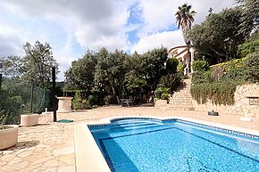 Chalet con piscina y jardín