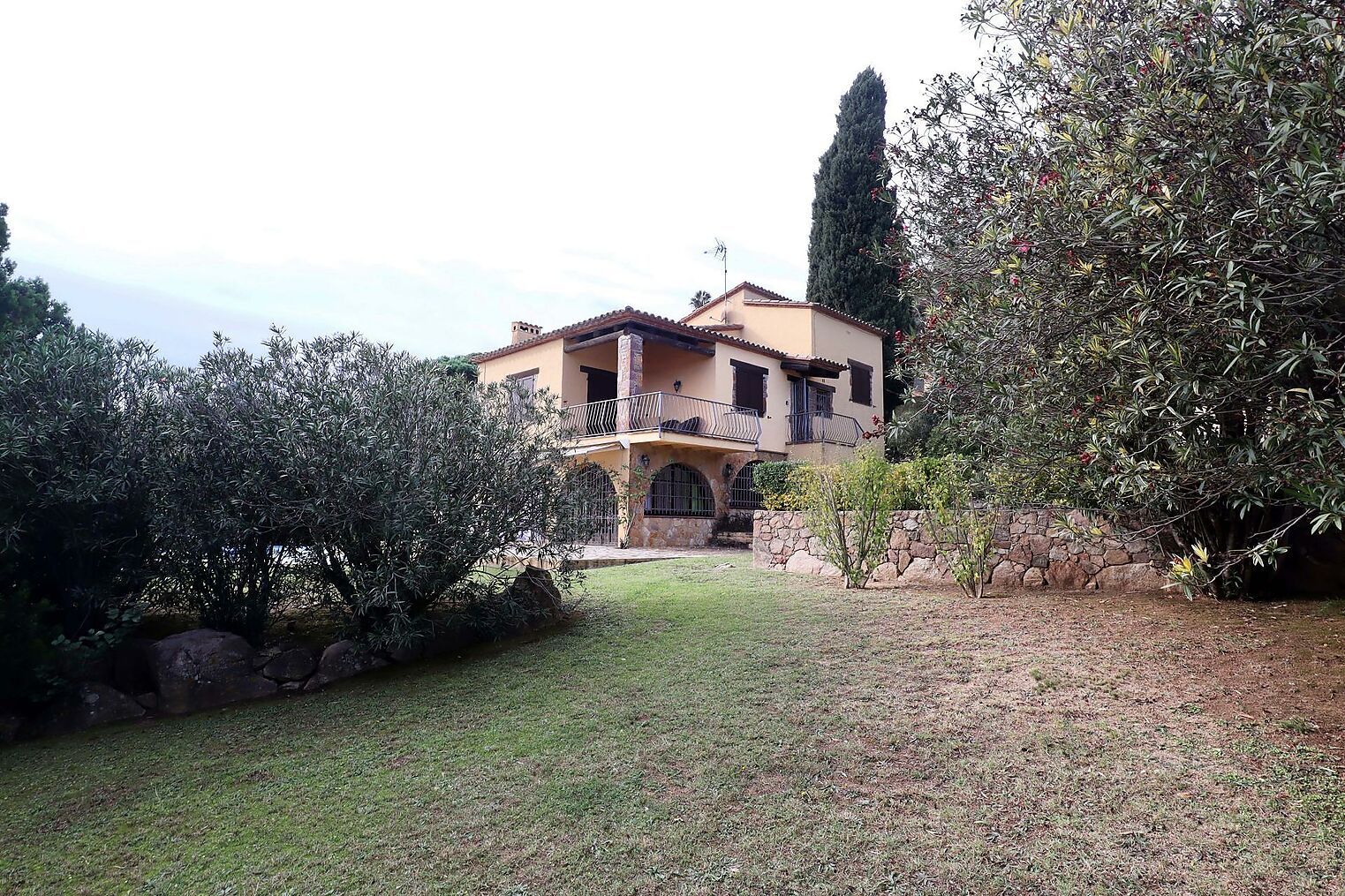 Rustic villa on a large plot in Calonge