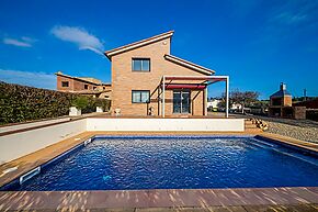 Belle maison de cinq chambres avec la piscine à Vall-llobrega