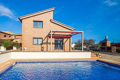 Bonita casa de cinco habitaciones con piscina en Vall-llobrega