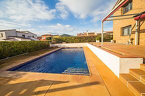Bonita casa de con cinco habitaciones con piscina en Vall-llobrega