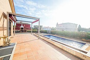 Bonica casa de amb cinc habitacions amb piscina a Vall-llobrega