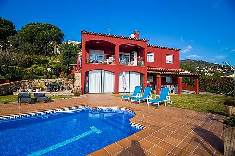 Villa très bien présentée de quatre chambres avec piscine et des très belles vues.