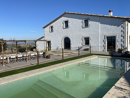 Impressionant masia a Llagostera, en un gran terreny amb vinya