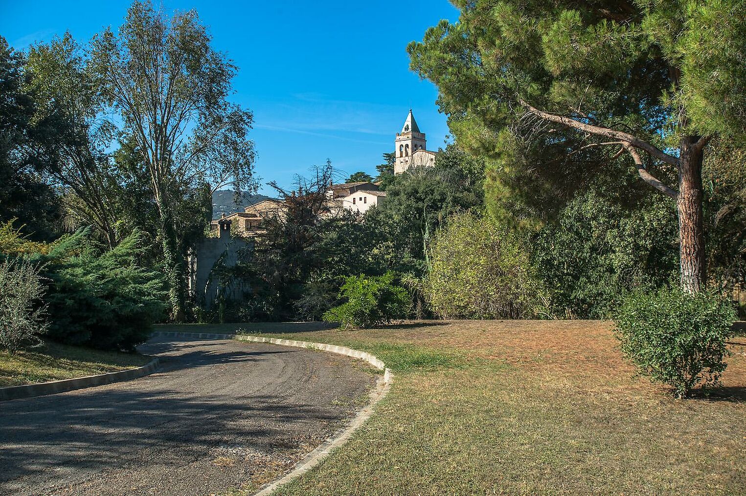 Une villa catalane renversant sur un vaste terrain et à distance de marche du centre de la ville.
